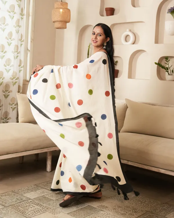 Beige_Cotton_Polka_Dot_Printed_Mul_Saree_With_Tassels_For_Women